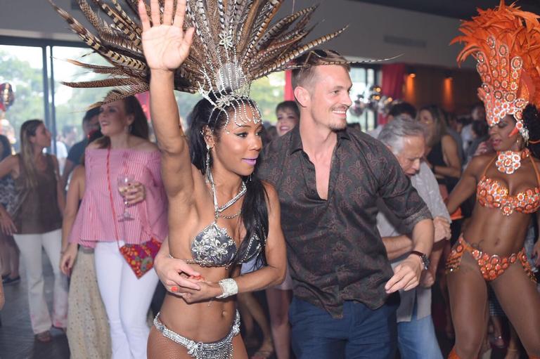 Joel Kinnaman se joga no samba em festa em SP