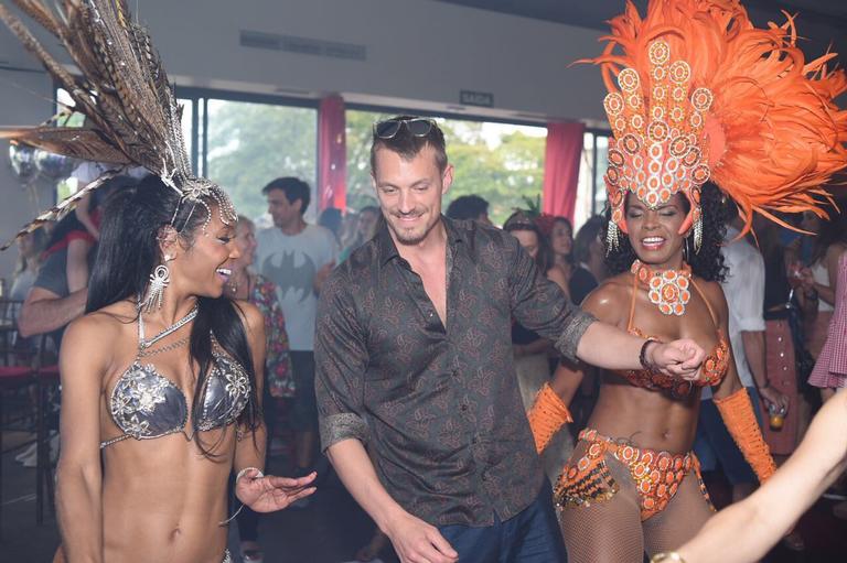 Joel Kinnaman se joga no samba em festa em SP