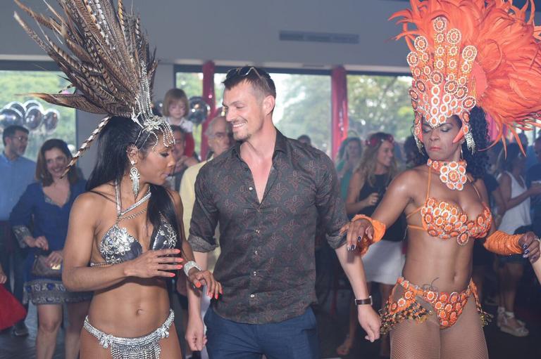 Joel Kinnaman se joga no samba em festa em SP