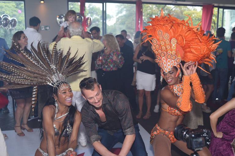 Joel Kinnaman se joga no samba em festa em SP