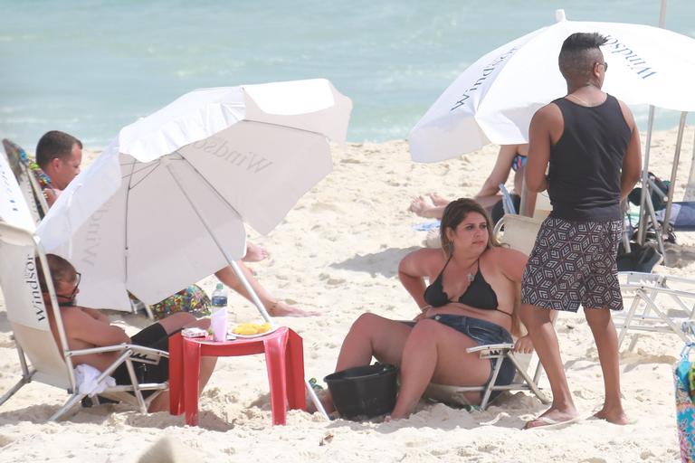 De biquíni e shortinho, Marília Mendonça curte praia no Rio de Janeiro