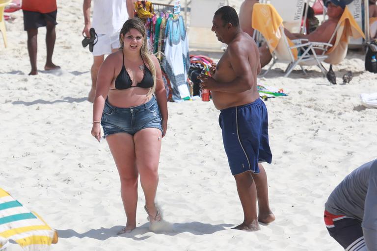 De biquíni e shortinho, Marília Mendonça curte praia no Rio de Janeiro