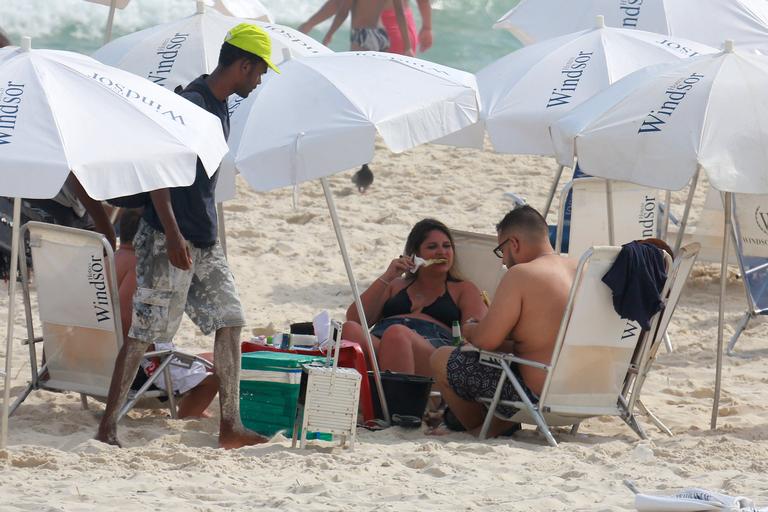 De biquíni e shortinho, Marília Mendonça curte praia no Rio de Janeiro