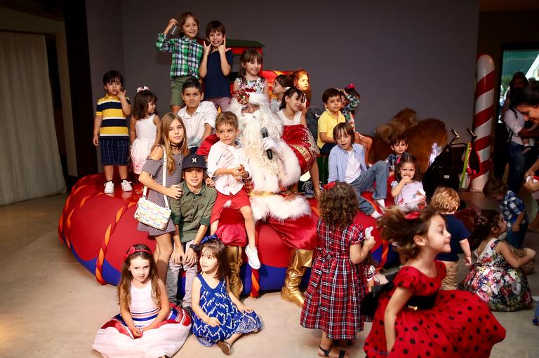 Ana Hickmann reúne a família e os amigos em festa de Natal