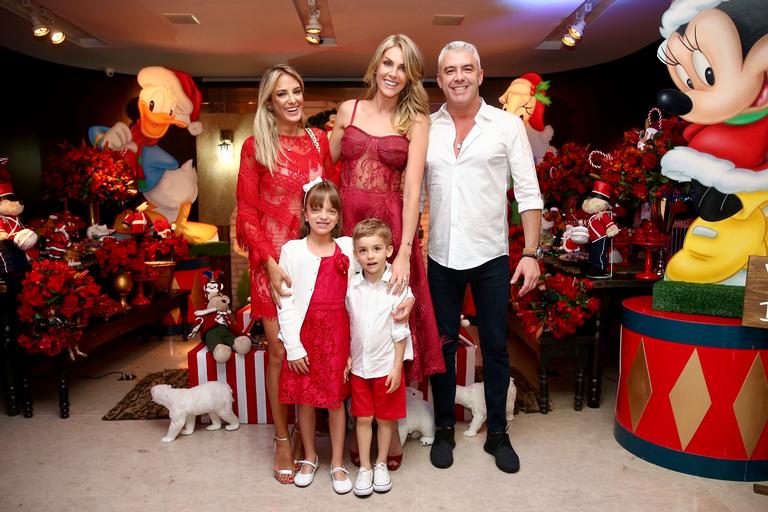 Ana Hickmann reúne a família e os amigos em festa de Natal