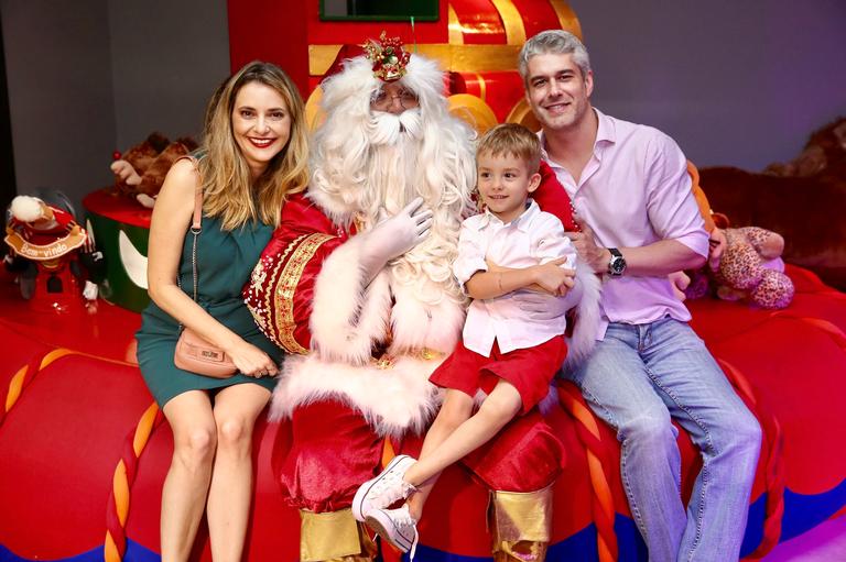 Ana Hickmann reúne a família e os amigos em festa de Natal