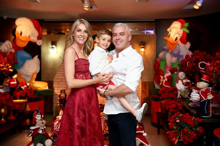 Ana Hickmann reúne a família e os amigos em festa de Natal