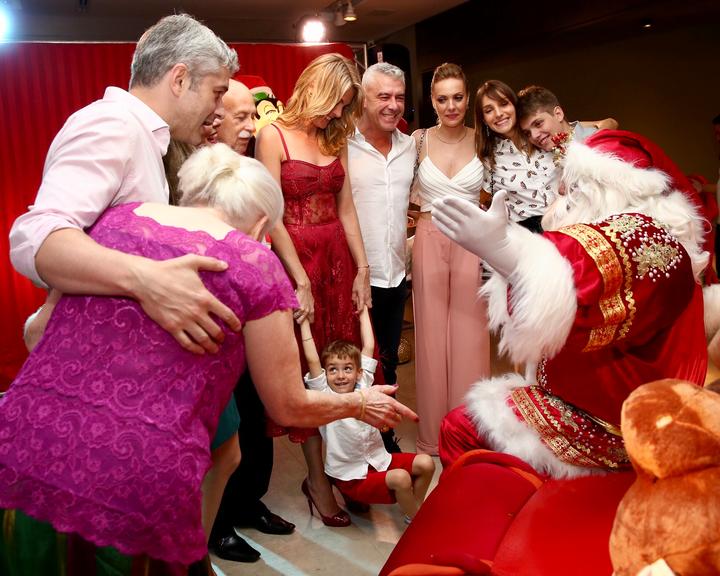 Ana Hickmann reúne a família e os amigos em festa de Natal