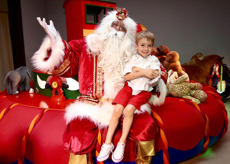 Ana Hickmann reúne a família e os amigos em festa de Natal