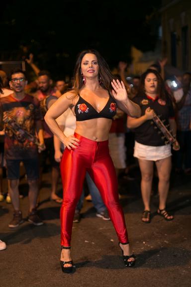 Viviane Araújo mostra rebolado e samba no pé durante ensaio da Salgueiro no Rio