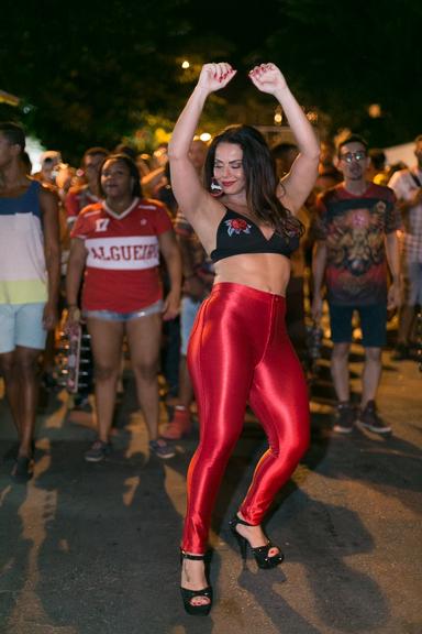 Viviane Araújo mostra rebolado e samba no pé durante ensaio da Salgueiro no Rio