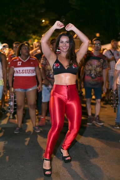 Viviane Araújo mostra rebolado e samba no pé durante ensaio da Salgueiro no Rio