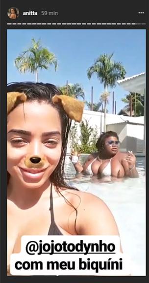 Anitta comemora sucesso de 'Vai Malandra' na piscina