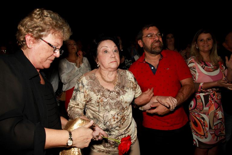 Lolita Rodrigues prestigia musical sobre Hebe Camargo em São Paulo