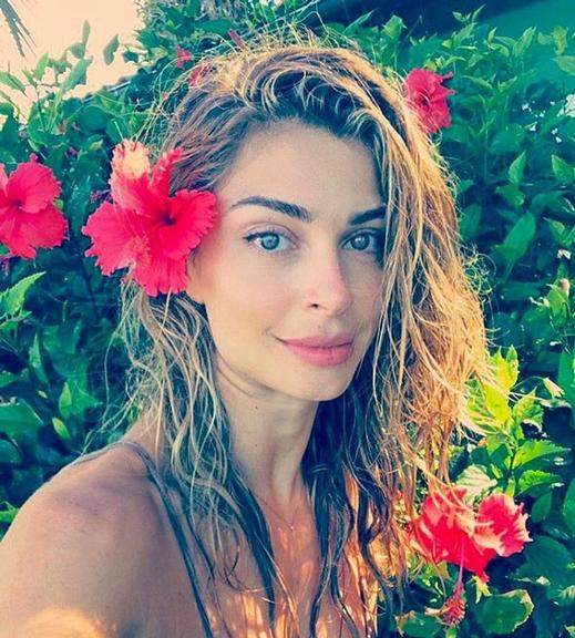 Flores no cabelo são os acessórios do verão 