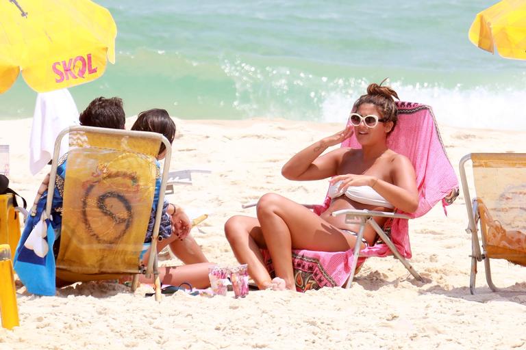 Giulia Costa em dia na praia