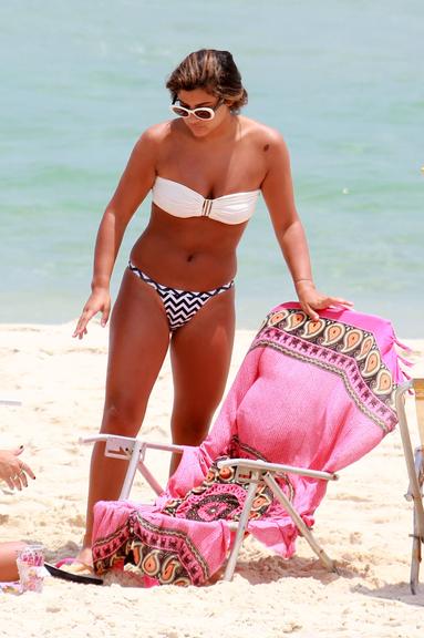 Giulia Costa em dia na praia