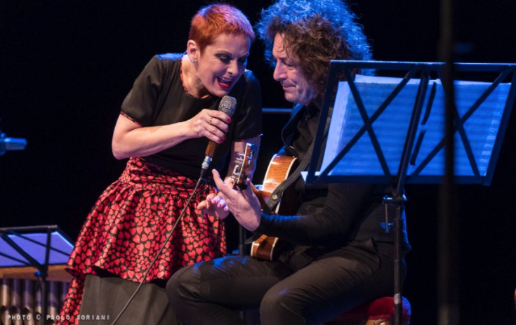 Mafalda Minnozzi realiza show beneficente na Itália