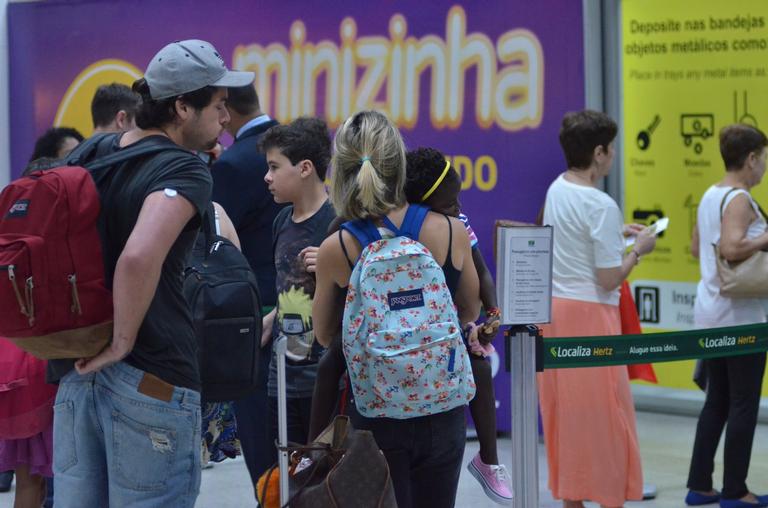 Giovanna Ewbank curte viagem com a filha e o irmão