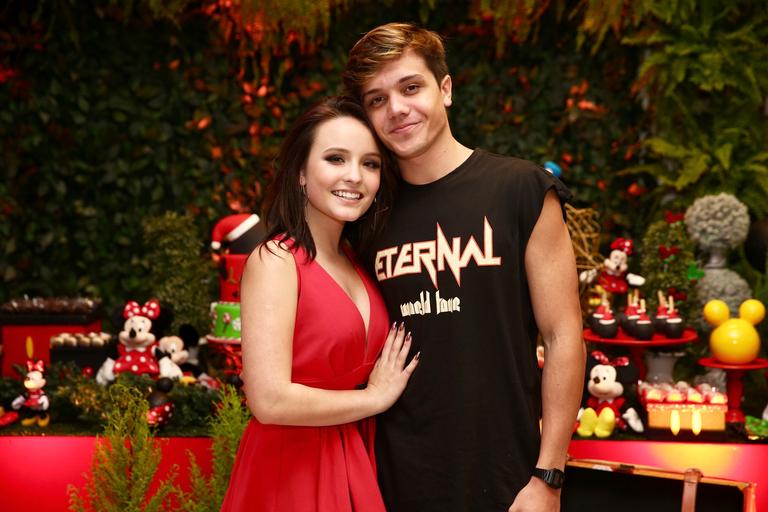 Larissa Manoela ganha festa surpresa de aniversário