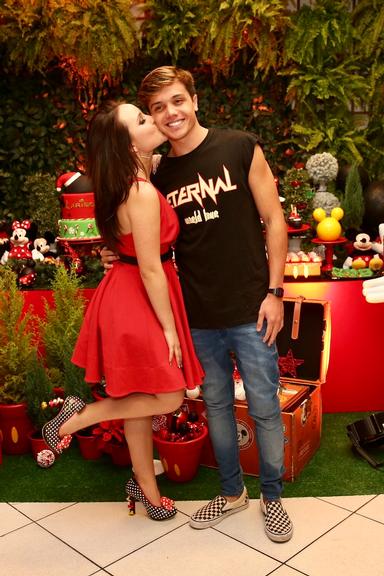 Larissa Manoela ganha festa surpresa de aniversário