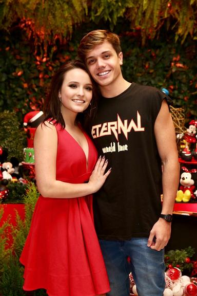 Larissa Manoela ganha festa surpresa de aniversário