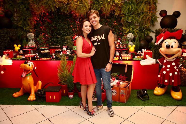 Larissa Manoela ganha festa surpresa de aniversário