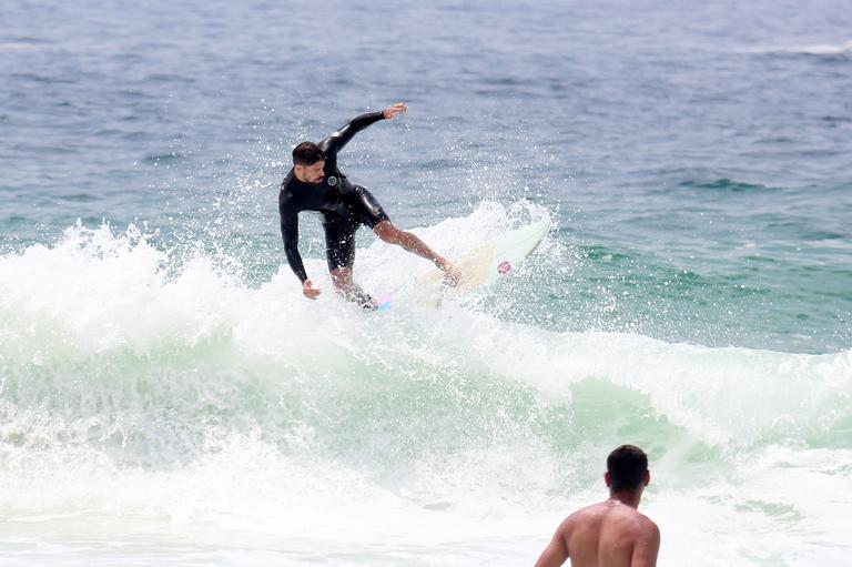 Cauã Reymond e José Loreto surfam em praias cariocas