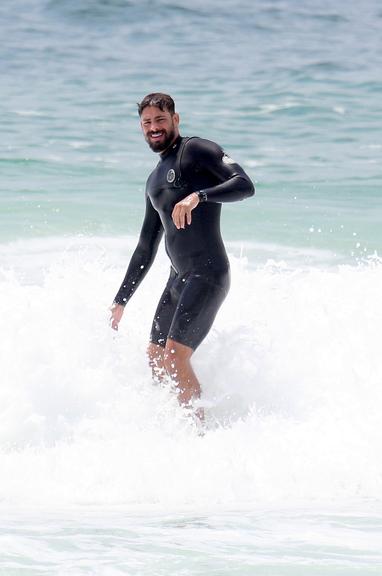 Cauã Reymond e José Loreto surfam em praias cariocas