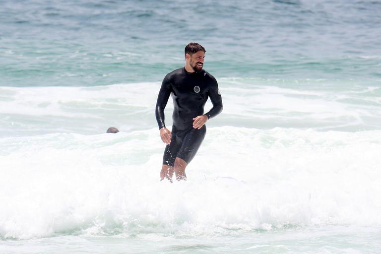 Cauã Reymond e José Loreto surfam em praias cariocas