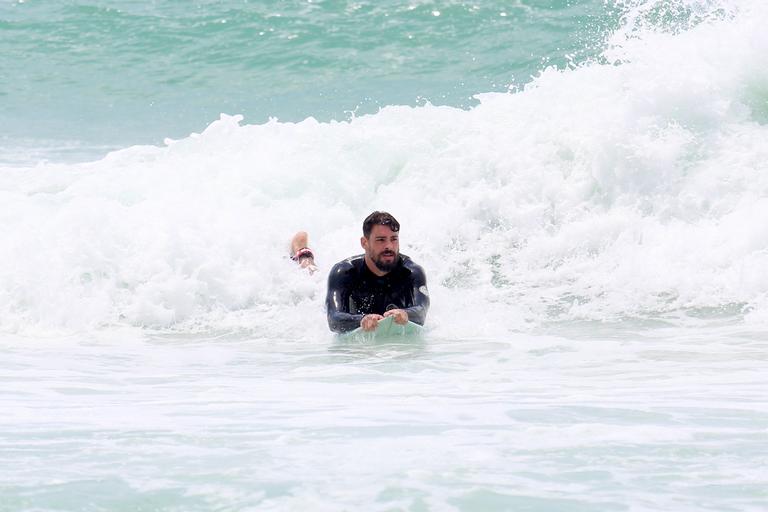 Cauã Reymond e José Loreto surfam em praias cariocas