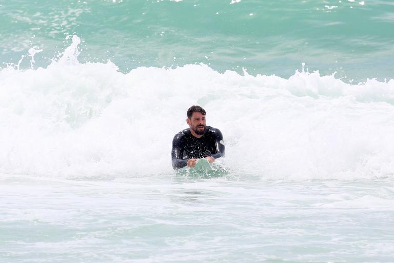 Cauã Reymond e José Loreto surfam em praias cariocas