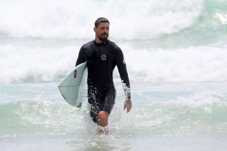 Cauã Reymond e José Loreto surfam em praias cariocas