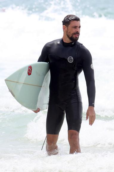 Cauã Reymond e José Loreto surfam em praias cariocas