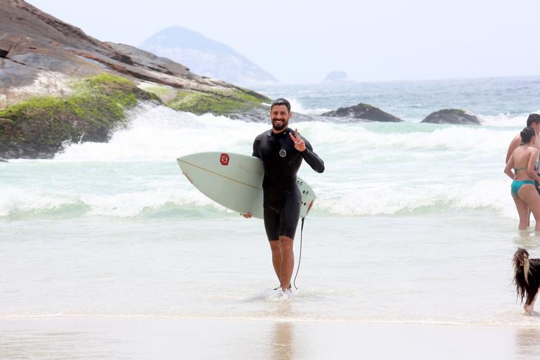 Cauã Reymond e José Loreto surfam em praias cariocas