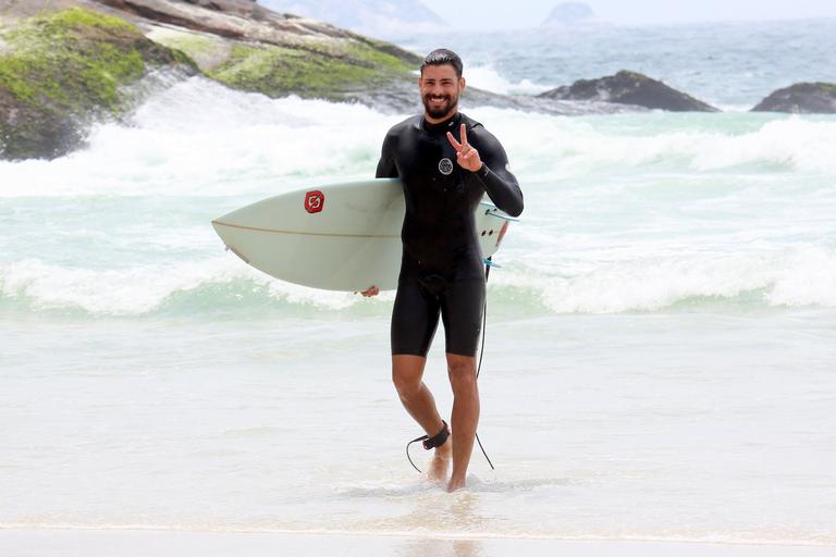 Cauã Reymond e José Loreto surfam em praias cariocas