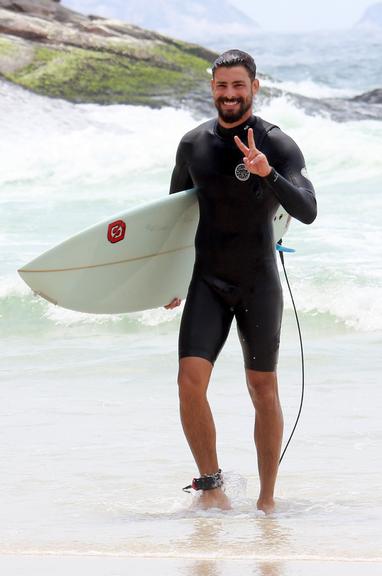 Cauã Reymond e José Loreto surfam em praias cariocas