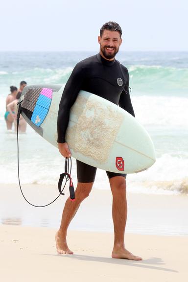 Cauã Reymond e José Loreto surfam em praias cariocas