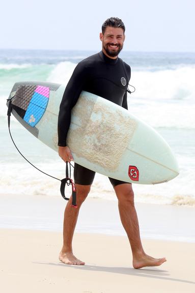 Cauã Reymond e José Loreto surfam em praias cariocas