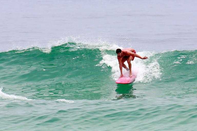 Cauã Reymond e José Loreto surfam em praias cariocas