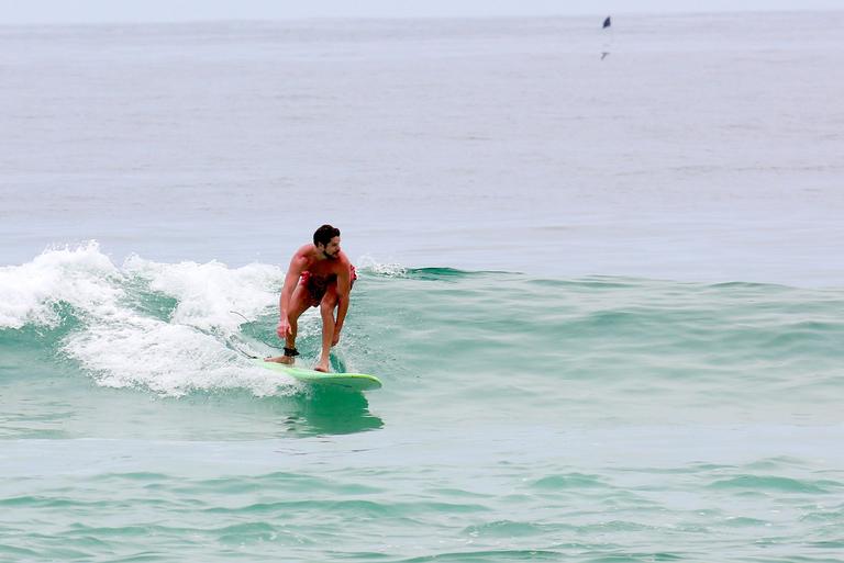 Cauã Reymond e José Loreto surfam em praias cariocas