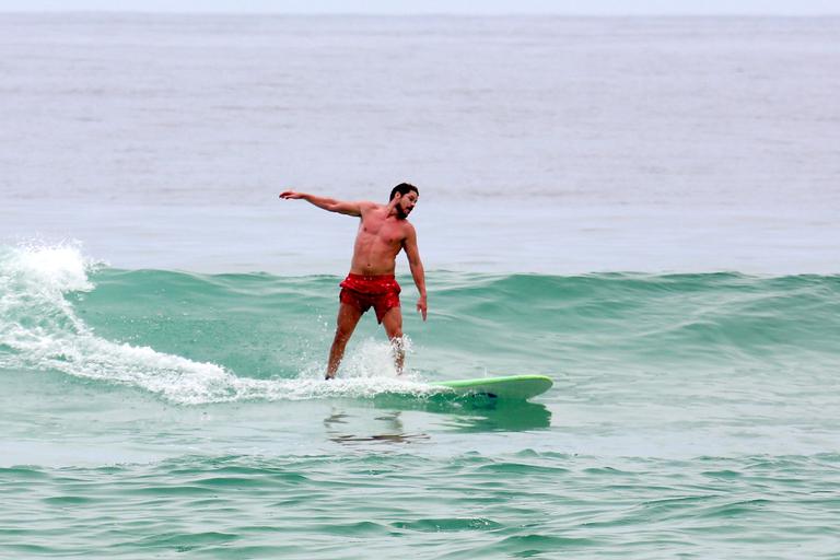 Cauã Reymond e José Loreto surfam em praias cariocas