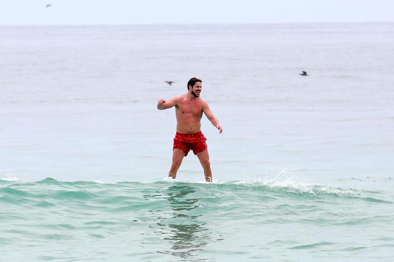 Cauã Reymond e José Loreto surfam em praias cariocas