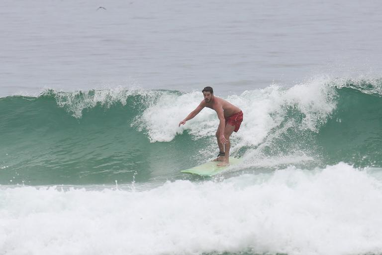 Cauã Reymond e José Loreto surfam em praias cariocas