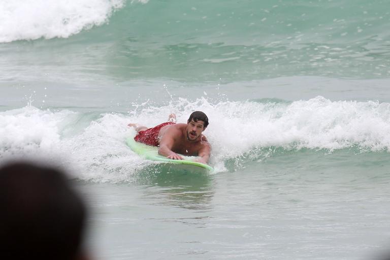 Cauã Reymond e José Loreto surfam em praias cariocas