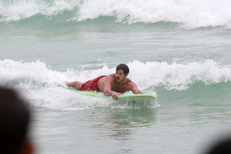 Cauã Reymond e José Loreto surfam em praias cariocas