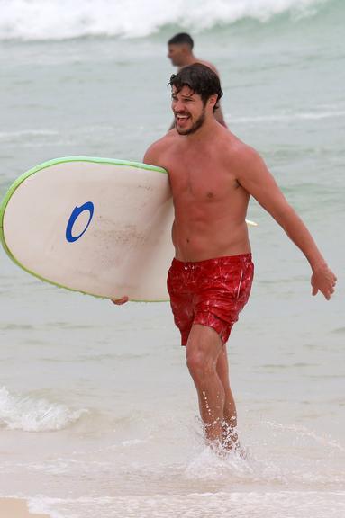 Cauã Reymond e José Loreto surfam em praias cariocas