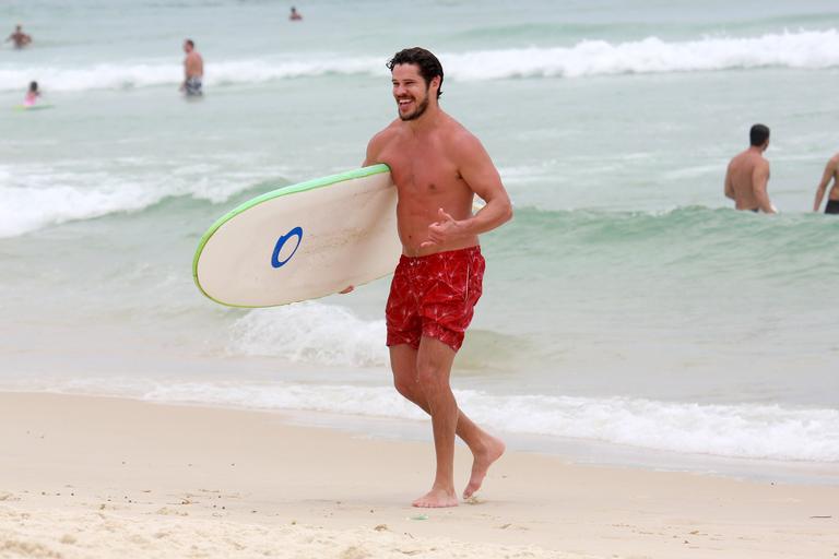 Cauã Reymond e José Loreto surfam em praias cariocas