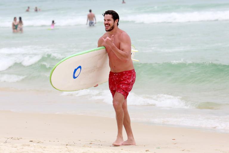 Cauã Reymond e José Loreto surfam em praias cariocas