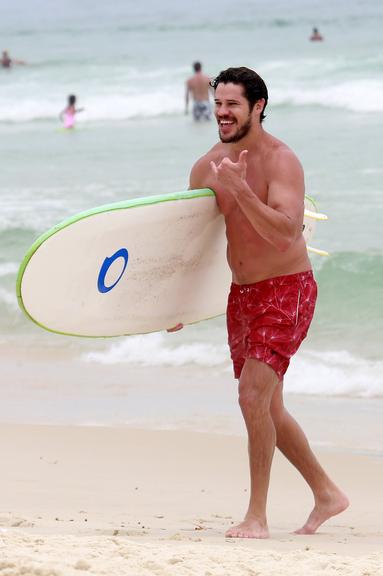 Cauã Reymond e José Loreto surfam em praias cariocas